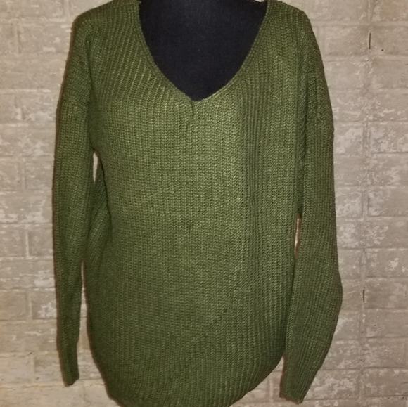 ๐๐HOST PICK๐๐ Very Gorgeous HUNTER GREEN knot sweater - Picture 3 of 8